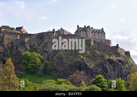 Edinburgh Castle von Princes Street Gardens gesehen Stockfoto