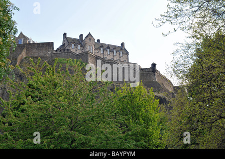 Edinburgh Castle von Princes Street Gardens gesehen Stockfoto