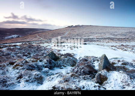 Schneebedeckte Steinhütte Kreise in bronzezeitlichen Siedlung Grimspound im Dartmoor National Park Devon England Januar 2009 Stockfoto