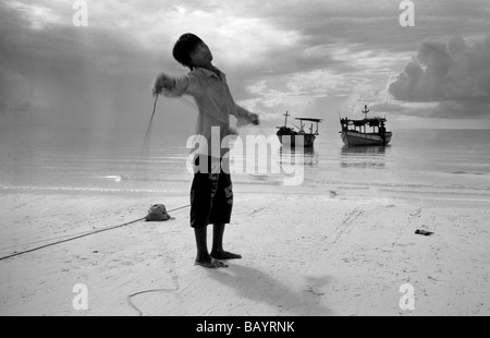 Die Fischer fangen Fische in der Nähe der Ufer mit Netzen an der Insel Phu Quoc, Vietnam. Stockfoto