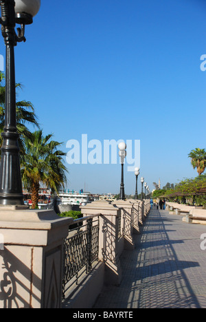 Bürgersteig nahe dem Nil in Luxor, Ägypten Stockfoto