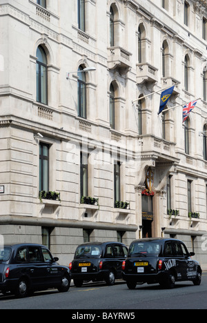 Schwarze Taxis Ouside die Kirche von Scientology London-Hauptsitz in Queen Victoria Street City of London Stockfoto