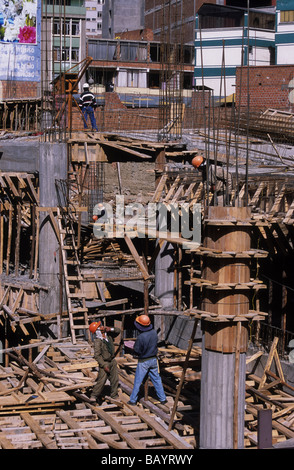 Bauarbeiter und hölzerne Gerüste an Stelle des neuen Mercado Lanza in zentralen La Paz, Bolivien. Stockfoto