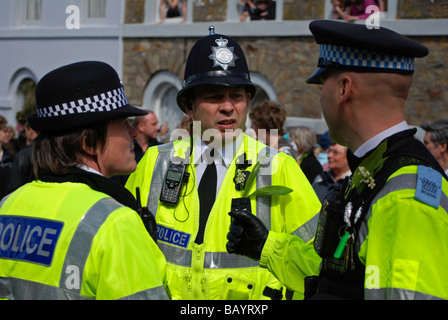 britische Polizei auf Masse Steuern Pflicht zum Zeitpunkt Helston Flora, Helston, Cornwall, uk Stockfoto