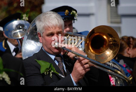 Man spielt eine Posaune in einer Blaskapelle in Helston, Cornwall, uk Stockfoto