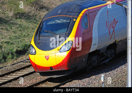 British Rail Class 390 "Pendolino", Elektrischer Triebzug, Anzahl 390 028 "Stadt der Preston", mit Geschwindigkeit. Cumbria, England. Stockfoto