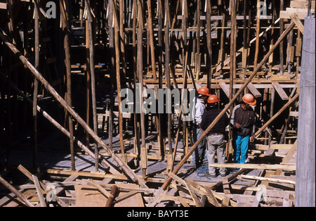 Bauarbeiter und hölzerne Gerüste an Stelle des neuen Mercado Lanza in zentralen La Paz, Bolivien. Stockfoto