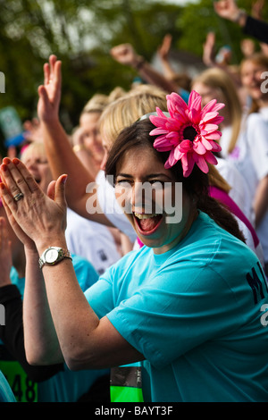 Frau in Glasgow Frau konkurrierende s10 k Marathon Zujubeln zu Beginn des Rennens, Glasgow, Schottland, Großbritannien Stockfoto