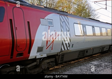 British Rail Class 221 SuperVoyager dieselelektrischer Triebzug, Nummer 221 143 'Auguste Picard", mit Geschwindigkeit. Cumbria, England. Stockfoto