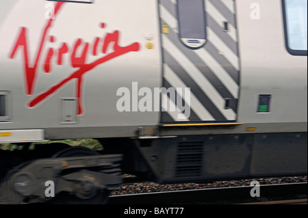 British Rail Class 221 SuperVoyager dieselelektrischer Triebzug, Nummer 221 112 "Ferdinand Magellan", mit Geschwindigkeit. Stockfoto