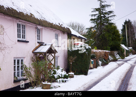 Verschneite Hütte und Lane im Dorf von Morchard Bischof Devon England Februar 2009 Stockfoto