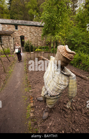 UK Gloucestershire Forest of Dean Soudley Dean Heritage Centre Förster Hütte Gemüse Garten Vogelscheuche Stockfoto