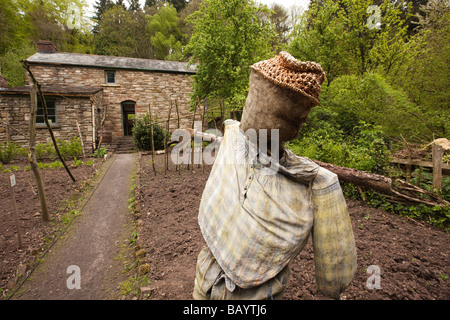 UK Gloucestershire Forest of Dean Soudley Dean Heritage Centre Förster Hütte Gemüse Garten Vogelscheuche Stockfoto
