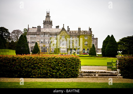 Fassade des das Adare Manor House in der Grafschaft Limerick zeigt Gärten und Spazierwege Stockfoto