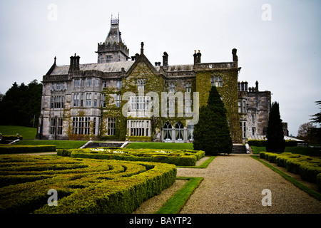 Fassade des das Adare Manor House in der Grafschaft Limerick zeigt Gärten und Spazierwege Stockfoto