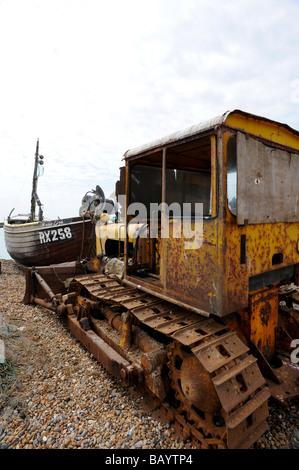 Ein Traktor verwendet, um die Boote bei Hastings, East Sussex, UK zu ziehen, Stockfoto