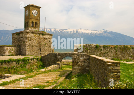Clock Tower und Ansichten von Schloss in Gjirokastra Geburtsort des ehemaligen Diktators Enver Hoxha in Albanien Südeuropa Stockfoto