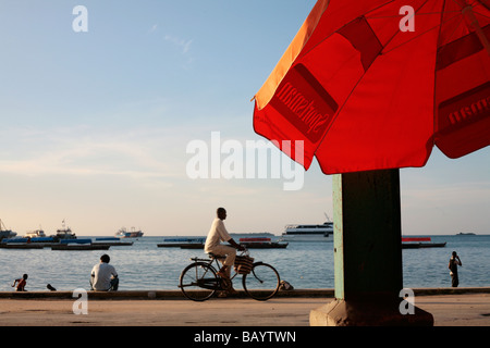 Die Promenade oder Malecon entlang der Küste von Stone Town auf Sansibar Stockfoto