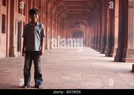 Junge im Inneren der Moschee in Fatehpur Sikri Indien Stockfoto