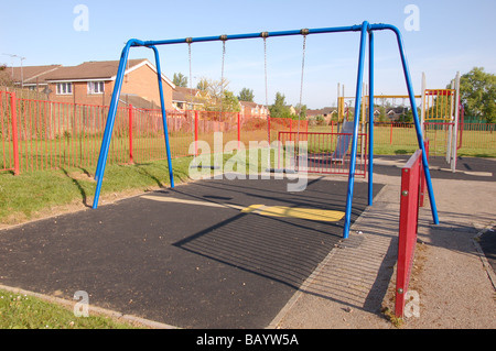 Schaukeln auf dem Kinderspielplatz eingeschliffen Grove Park, Colindale, London, England, Vereinigtes Königreich Stockfoto