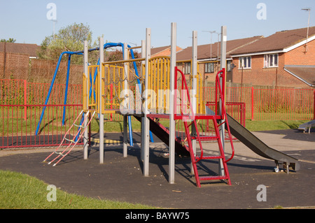 Klettergerüsten und Rutschen auf dem Kinderspielplatz eingeschliffen Grove Park, Colindale, London, England, Vereinigtes Königreich Stockfoto