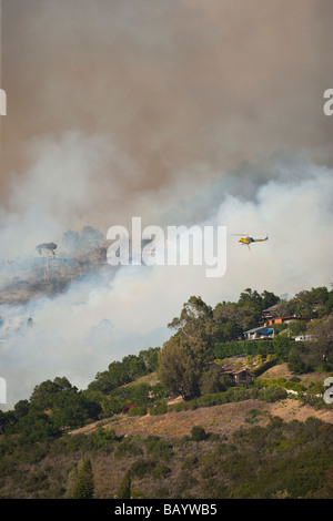 Hubschrauber Tropfen Wasser auf die Jesusita Feuer Santa Barbara Kalifornien Vereinigte Staaten von Amerika Stockfoto