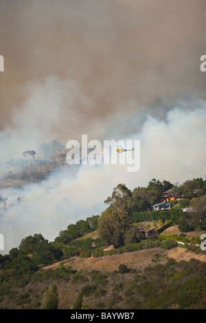 Hubschrauber Tropfen Wasser auf die Jesusita Feuer Santa Barbara Kalifornien Vereinigte Staaten von Amerika Stockfoto