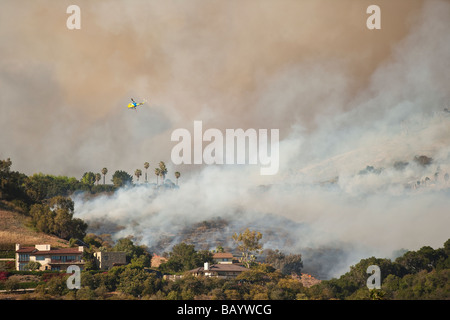 Hubschrauber Tropfen Wasser auf die Jesusita Feuer Santa Barbara Kalifornien Vereinigte Staaten von Amerika Stockfoto