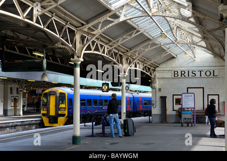 In Bristol Temple Meads Bahnhof mit First Great Western Zug England Stockfoto