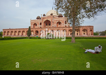 Muslimische Männer entspannen vor Grab Humayuns in Delhi Indien Stockfoto