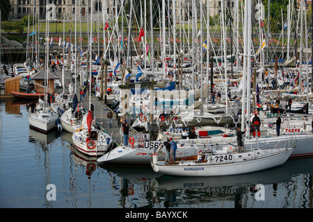 Segelschiffe in den Inner Harbour für die Swiftsure-Regatta in Victoria, BC, Kanada. Stockfoto