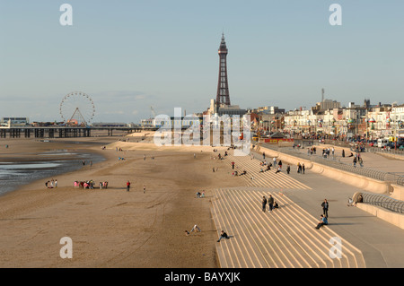 Blackpool Strand bei Ebbe mit dem Turm im Hintergrund und die neue Ufermauer Abwehr Süd Promenade entlang laufen Stockfoto