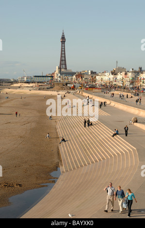 Blackpool Strand bei Ebbe mit dem Turm im Hintergrund und die neue Ufermauer Abwehr Süd Promenade entlang laufen Stockfoto