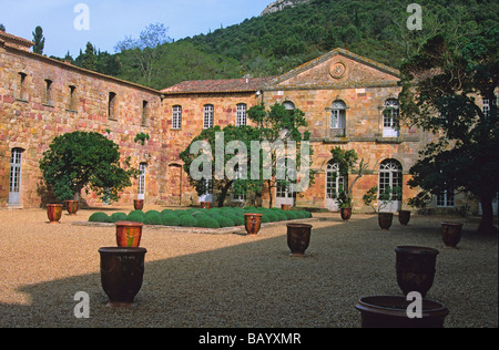 Innenhof der Zisterzienser Abtei von Fontfroide Languedoc Frankreich Stockfoto