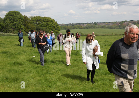 Eine gemischte Gruppe von Erwachsenen und Elerly Menschen auf einem Natur-Tagesausflug Stockfoto