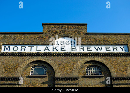 der Name Mortlake Brauerei und das Datum 1869 auf einem Backsteingebäude in Mortlake, Südwesten von London, england Stockfoto