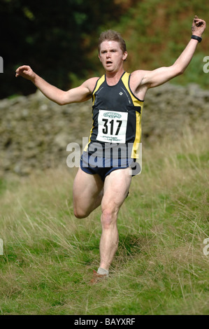 Ein fiel Läufer während des Rennens Guides in Grasmere Country Sports im englischen Lake District Stockfoto