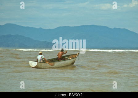 Zwei Männer in einem Kanu an der Mündung der Río Tarcoles Costa Rica Puntarenas Stockfoto