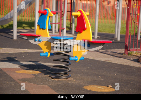 Eine Reiten Spielzeug auf dem Kinderspielplatz eingeschliffen Grove Park, Colindale, London, England, Vereinigtes Königreich Stockfoto