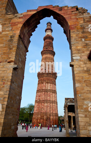 Qutub Minar durch einen Bogen in Delhi Indien Stockfoto