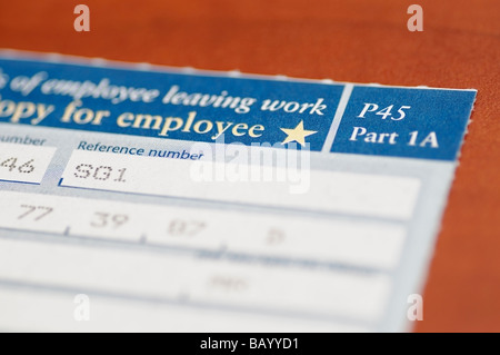 P45-Zertifikat ausgestellt von HM Revenue and Customs wenn ein Mitarbeiter das Unternehmen verlässt einen Job oder ist überflüssig gemacht Stockfoto