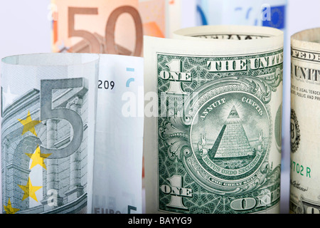 Euro und Dollar Bill rollt Stockfoto