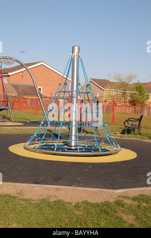 Ein Mini-Karussell auf dem Kinderspielplatz eingeschliffen Grove Park, Colindale, London, England, Vereinigtes Königreich Stockfoto
