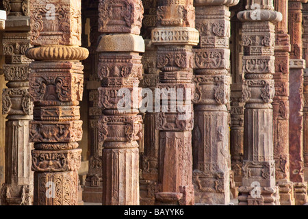 Hindu Spalten am Qutb Minar in Delhi Indien Stockfoto