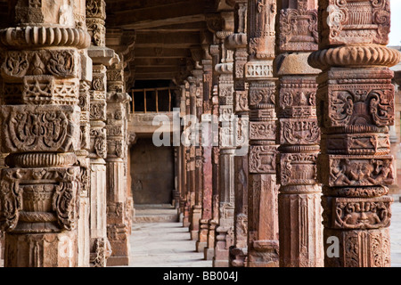 Hindu Spalten am Qutb Minar in Delhi Indien Stockfoto