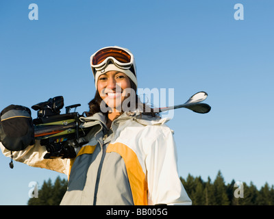 Gemischte Rassen Frau mit Ski Stockfoto