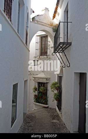 Eine typische Seitenstraße gefunden im Pueblo Espagnol oder Spanish Town, im Stadtteil Montjuic in Barcelona, Spanien. Stockfoto