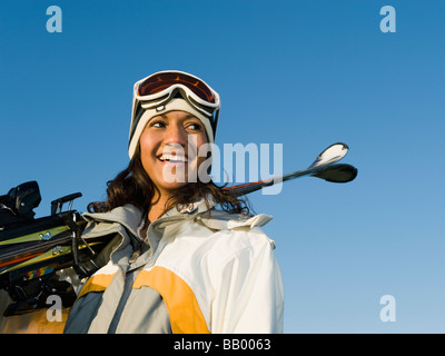 Gemischte Rassen Frau mit Ski Stockfoto