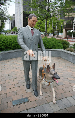 Statue der sehende Auge Gründer Morris Frank und seinen Blindenhund, Buddy, in der Nähe von Morristown grün. Morristown, NJ Morris County, usa Stockfoto