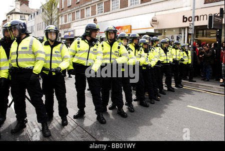 Polizisten im Einsatz bei der Mayday-Protesten in Brighton dieser Feiertag Stockfoto